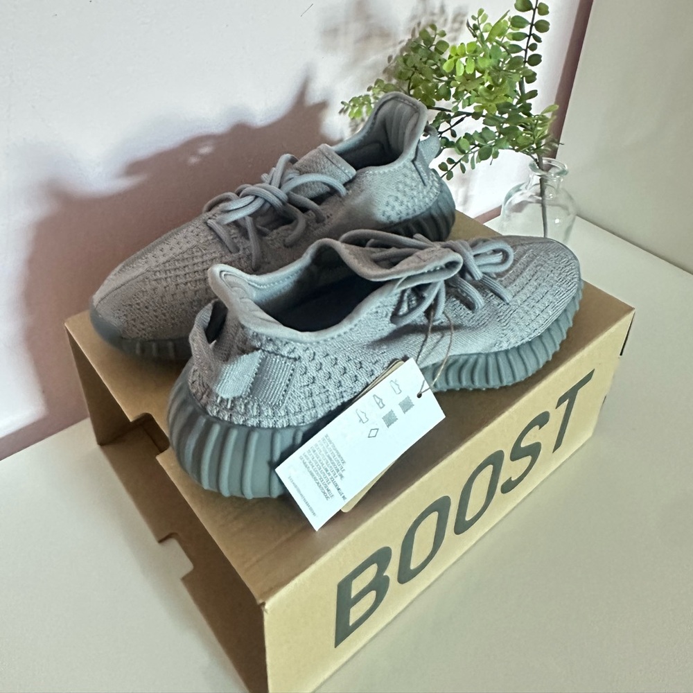 Yeezy 350 - Grey - Women's Size 6 - Picture 1 of 7